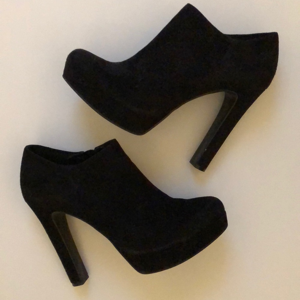 Gianni Bini Elliot Booties in Black - size 8